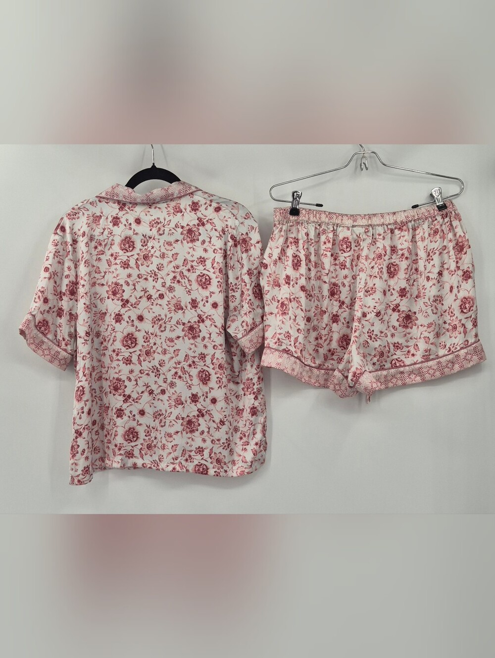 Haute Hippie Pajama Set Large PJ Floral Satin Feel Cottage Core Shorts Top - Picture 2 of 13